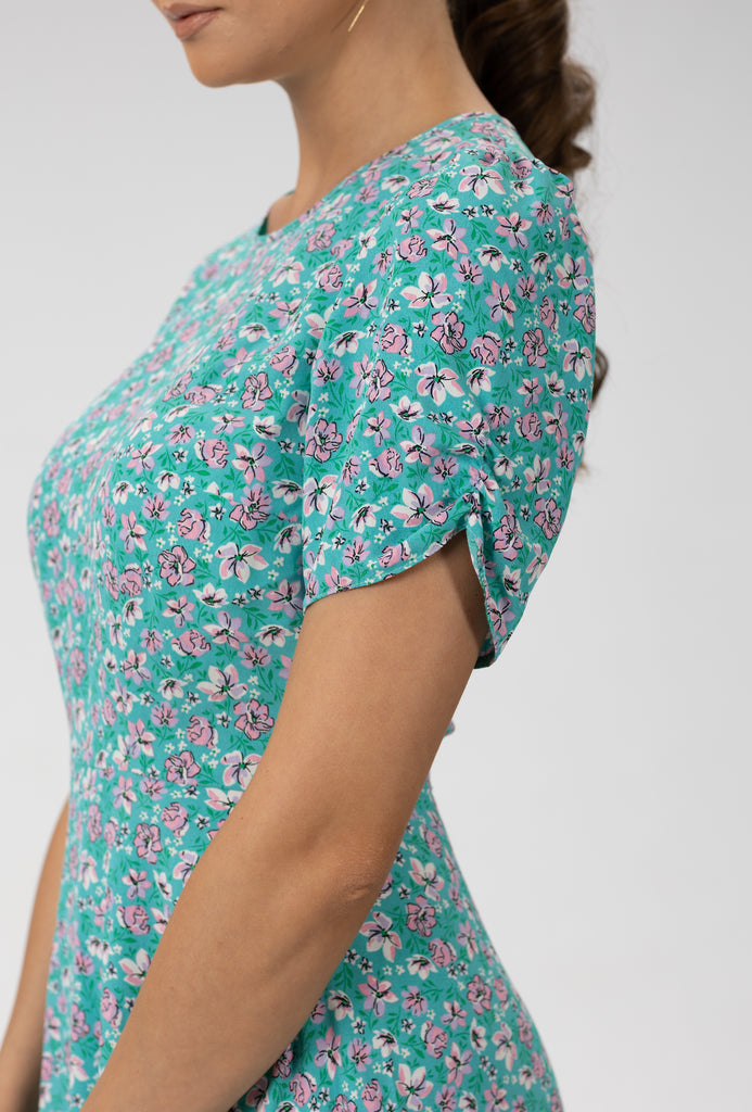 Rochie de vascoza cu imprimeu floral si slit